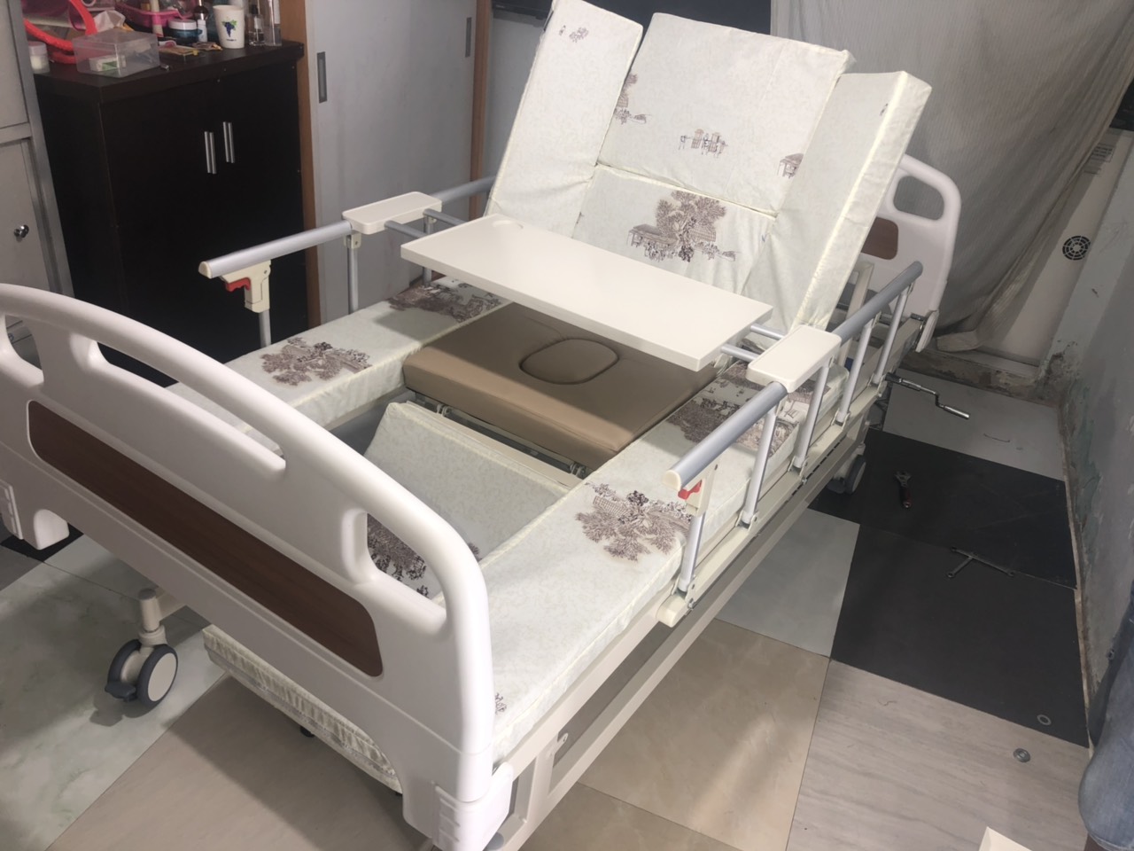 Giường bệnh tách xe lăn lucass mẫu giường đa năng đang được ưa chuộng hiện nay trên thị trường
